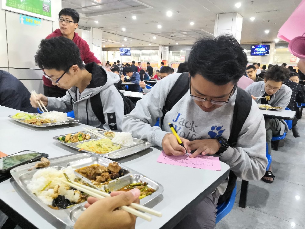 讓員工了解客戶滿意度調(diào)查的重要性可以通過以下方法：