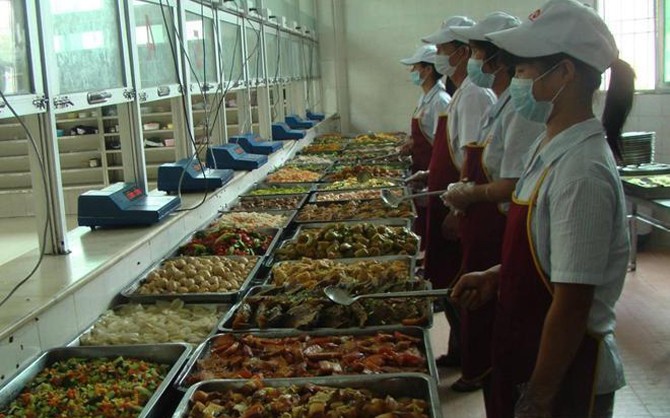 大學(xué)食堂檔口開餐現(xiàn)場(chǎng)圖片