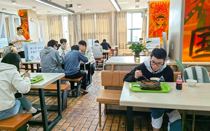 正規(guī)食堂承包公司哪家好